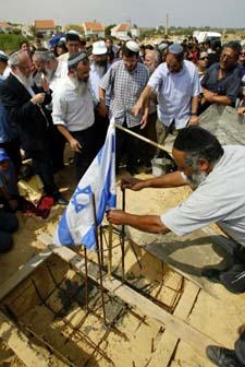 Israelske nybyggere legger grunnsteinen for et nytt boligfelt i Gazastripen. (Foto: Oded Balilty, AP)