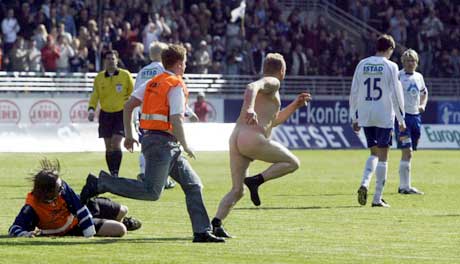 Den nakne mannens første og siste opptreden på Viking Stadion. (Foto: Alf Ove Hansen / SCANPIX)