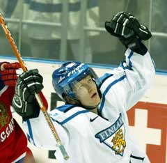Finlands Jukka Hentunen jubler etter å ha gjort 1-0. (Foto: Reuters/Scanpix)