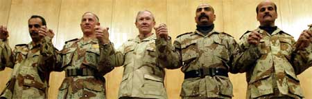 General Martin Dempsey (i midten) sammen med irakere som skal sørge for sikkerheten i Bagdad (Scanpix/AP)