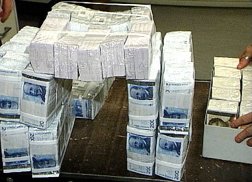 Her er 10 millioner kroner i 100- og 200-kronesedler. Foto: Einar Breivik, NRK.