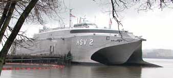 HSV 2 "Swift" jager ubåt blant annet ved hjelp av delfiner. Foto:Defenselink. 
