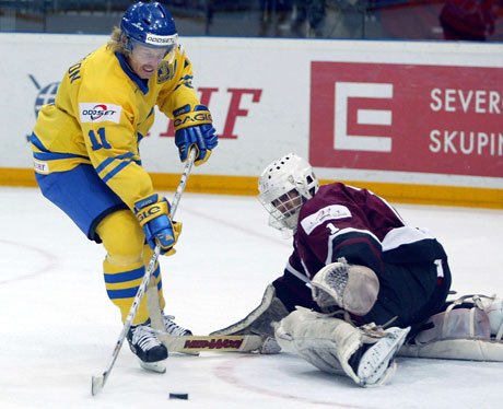 Daniel Alfredsson setter inn Sveriges andre mål i kampen mot Latvia (Foto: AP)