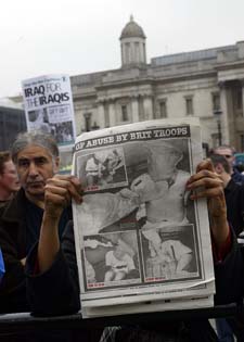 Oppslaget i Daily Mirror ble et hett 1. mai-tema i London. (Foto: A. Abbonizio, AFP) Oppslaget i Daily Mirror ble et hett 1. mai-tema i London. (Foto: A. Abbonizio, AFP)