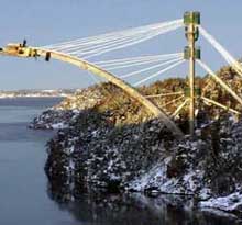 Gigantkrana ble først brukt til å flytte betongbiter da tårnene, som var reist på hver side av fjorden, skulle rives. Foto Statens vegvesen.