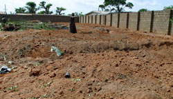 Ifølge Nigerias Røde Kors ligger det 630 drepte i denne massegraven (Foto: G.Osodi, AP)