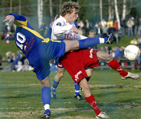 4.divisjonslaget Bøler I.F. holdt lenge god stand mot eliteserielaget Fredrikstad F.K. Her setter Bølers Kjell Arne Jerstad (i blått) en effektiv stopper for FFKs Dag Frode Hornseth. (Foto: Scanpix)