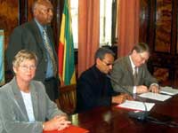 Avtalen om samarbeidet i Etiopia undertegnes (Foto: Den norske ambassade i Addis Abeba)