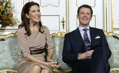Nyforlovede kronprins Frederik og Mary Donaldson i Havesalen på Fredensborg slott i København. (Foto: Linda Henriksen / SCANPIX )