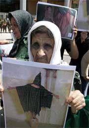 Bildene av torturerte fanger i Irak gjør undersøkelsen aktuell. Her protesterer kvinner i Libanon mot torturen(Foto Scanpix/AFP) Bildene av torturerte fanger i Irak gjør undersøkelsen aktuell. Her protesterer kvinner i Libanon mot torturen(Foto Scanpix/AFP)