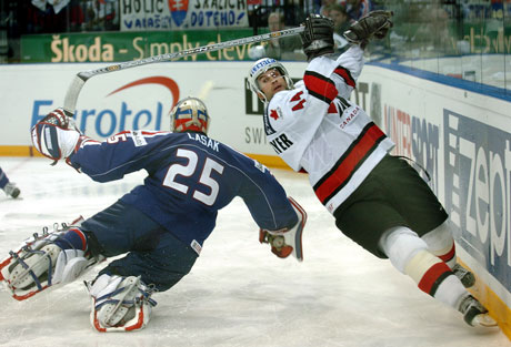 Canadas Rob Niedermaier takler den slovakiske keeperen Lasak, men blir ikke avblåst og dette avgjør kampen. (Foto: AFP) Canadas Rob Niedermaier takler den slovakiske keeperen Lasak, men blir ikke avblåst og dette avgjør kampen. (Foto: AFP)