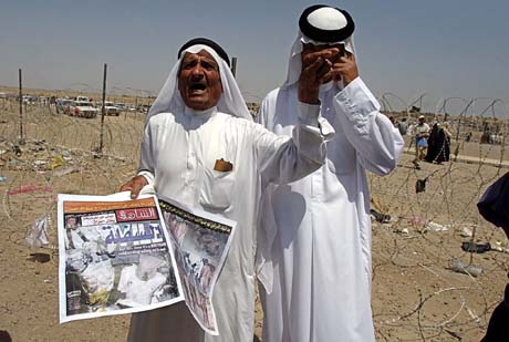 Også arabiske aviser skriver om mishandlingen av irakiske fanger i Abu Ghraib-fengslet utenfor Bagdad. Foto: Roberto Schmidt, AFP/Scanpix.