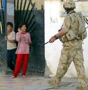 En irakisk pike vinker til en brite i Basra søndag. Nå vil også flertallet av den britiske befolkningen ha soldatene ut av Irak. (Scanpix / AFP / Nawfal Hashim)