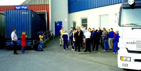 De vel 30 arbeiderne ved Rema 1000 sitt lager i Kanalveien i Bergen møtte stengte dører da de kom på jobbb klokken sju i morges. (Foto: Jan Isdahl)