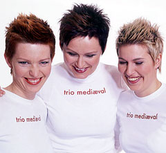 Trio Mediæval møter du i programmet Megafon på NRK1 tirsdag klokka 22.30. Foto: Robert Lewis.