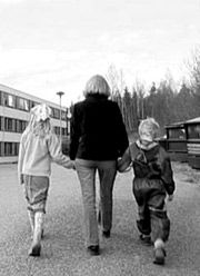 Mona Renate Engkvist og familien lever under fattigdomsgrensa i Norge. Hun står sammen med flere andre i boka "Fattig talt" for å synliggjøre den nye fattigdommen i Norge. Mona Renate Engkvist og familien lever under fattigdomsgrensa i Norge. Hun står sammen med flere andre i boka "Fattig talt" for å synliggjøre den nye fattigdommen i Norge.