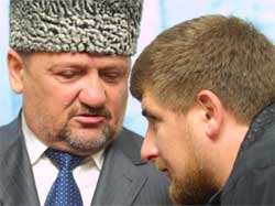 Akhmad Kadyrov i samtale med sin sønn Ramzan på et bilde fra 19. oktober i fjor, da Kadyrov ble tsjetsjensk president. (Foto: Scanpix / AP / Musa Sadulajev) Akhmad Kadyrov i samtale med sin sønn Ramzan på et bilde fra 19. oktober i fjor, da Kadyrov ble tsjetsjensk president. (Foto: Scanpix / AP / Musa Sadulajev)