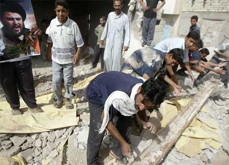 Irakere rydder opp etter bombingen av kontoret til al-Sadr. (Foto: Scanpix / AFP / Ramzi Haidar)