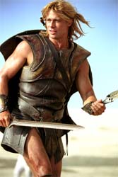 Filmen Troja med Brad Pitt kan ha inspirert knivstikkinga på Åndalsnes. Det kom fram i retten i dag. (Foto: Warner Bros/Sandrew Metronome)