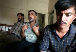 -Jeg skulle ønske noen kunne ta et bilde av Camp Bucca, ønsket de tidligere fangene Rahad Naif, Saad og Hassan. Nå viser CBS hvordan de amerikanske soldatene så på dem (Foto Scanpix/AP)