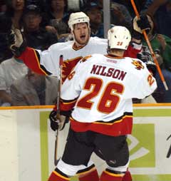 Calgary Flames Shean Donovan jubler sammen med Marcus Nilson etter å ha gjort 2-0 i første periode. (Foto: AP/Scanpix)