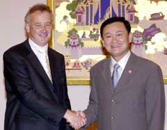 Liverpool-sjef Rick Perry sammen med Thaksin Shinawatra. (Foto: AP/Scanpix)