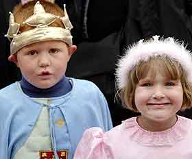 Mange barn hadde kledd seg ut som prinser og prinsesser på Rådhusplassen. Foto: Sven Nackstrand, AFP 