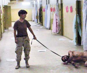 Lynndie England med en irakisk fange i en hundelenke ble et symbol på den amerikanske fangemishandlingen.