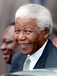 Nelson Mandela skal skaffe VM til Sør-Afrika. (Foto: Reuters/Scanpix)