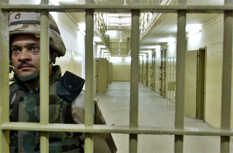 Amerikansk soldat p vakt i det beryktede Abu Ghraib-fengselet. (Foto: Scanpix / AP)