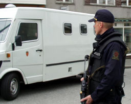 Kjell Alrich Schumann ble fraktet under streng bevokning da han ankom Stavanger tingrett torsdag 13. mai. Foto: Siri Bjelland Berven 