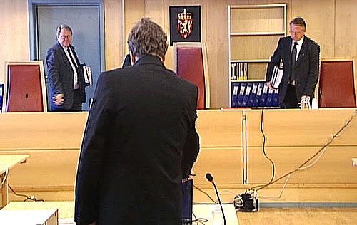 Tormod Christensen tar plass i vitneboksen. I bakgrunnen de to meddommerne John A. Ødegård og Håkon V. Døvre. Foto: Einar Breivik, NRK.