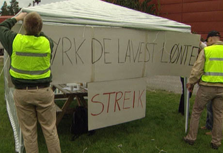 De streikende i Rotanor setter streiketelt utenfor bedriften. Foto: Berit Heggholmen.