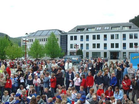 Folk hadde møtt opp på torget i Kvinesdal sentrum for å overvære kåringen av landets vakreste by- og bygdesang. Foto: Svein Arne Jerstad/Kvinesdal 