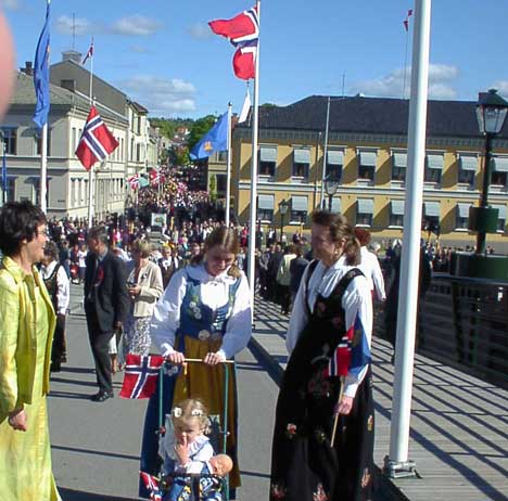 Og slik ser Halden sentrum ut på 17. mai etter at brannvesenet i byen har vært på farta med flaggheising siden kl. 0500. Foto Rainer Prang NRK. Og slik ser Halden sentrum ut på 17. mai etter at brannvesenet i byen har vært på farta med flaggheising siden kl. 0500. Foto Rainer Prang NRK.