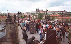 Karlsbrua og utsikten til Praha-borgen er blant Europas største attraksjoner, og turistene kjenner sin besøkelsestid i disse dager. Karlsbrua og utsikten til Praha-borgen er blant Europas største attraksjoner, og turistene kjenner sin besøkelsestid i disse dager.