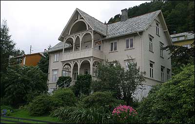 Distriktslege Einar Strand sitt staselege hus i Mly - like ved Mlybrua. (Foto: Arild Nyb)