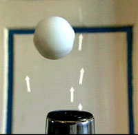Pingpongballen balanserer oppå luftstrømmen av hårtørkeren! (Foto: NRK)