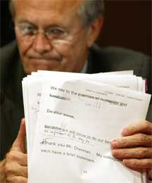 Rumsfeld fikk kraftig kritikk da det kom fram at han bare har stemplet sin signatur på kondolansebrevene til soldatenes etterlatte. (Foto: AP / Scanpix)