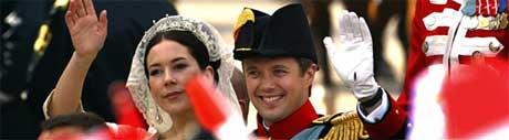 Kronprinsesse Mary og kronprins Frederik i kareten på vei fra vielsen Kronprinsesse Mary og kronprins Frederik i kareten på vei fra vielsen