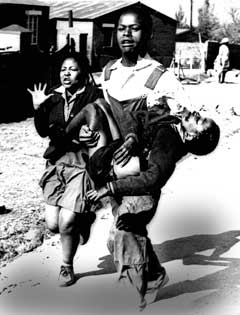 En student bærer drepte Hector Peterson under massakren Soweto i 1976. Massakren førte til at Sør-Afrika ble kastet ut av FIFA. (Foto: AP/Scanpix)