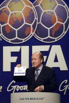 Skuffelsen var stor i Sør-Afrika da Sepp Blatter gjorde det klart at Tyskland fikk VM i 2006. (Foto: AP/Scanpix)