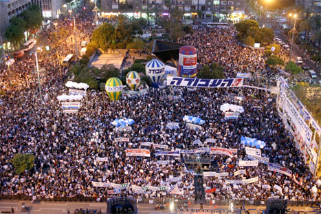 Over 100.000 menneske deltok i den store demonstrasjonen i Tel Aviv i kveld. (Foto: AP/Scanpix)