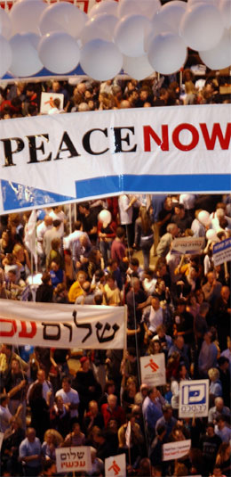 Den israelske fredsrørsla arrangerer demonstrasjonen i Tel Aviv. (Foto: Reuters/Scanpix)