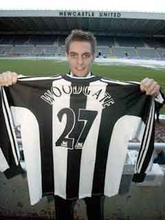 Jonathan Woodgate viste frem trøya da han gikk til Newcastle i januar 2003. (Foto: AP/Scanpix)