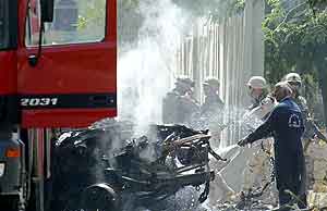 Brannen i den utbombede bilen slukkes. Foto: Ramzi Haidar, AFP