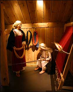 Rekonstruksjon av vikinggarden Ytre Moa i rdal p Bergen Museum. (Foto: Arild Nyb, NRK)