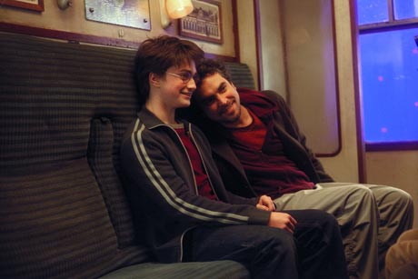 Skuespiller Daniel Radcliffe (t.v.) og regissør Alfonso Cuarón tar en hvil i bakken under innspillingen av "Harry Potter og fangen fra Azkaban" (Foto: Warner Bros./Sandrew Metronome)