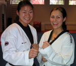 Nina Solheim og Unni i taekwondo-utstyr.
