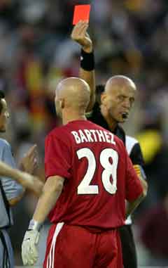 Dommer Pierluigi Collina gir Fabien Barthez det røde kortet. (Foto: Reuters/Scanpix)